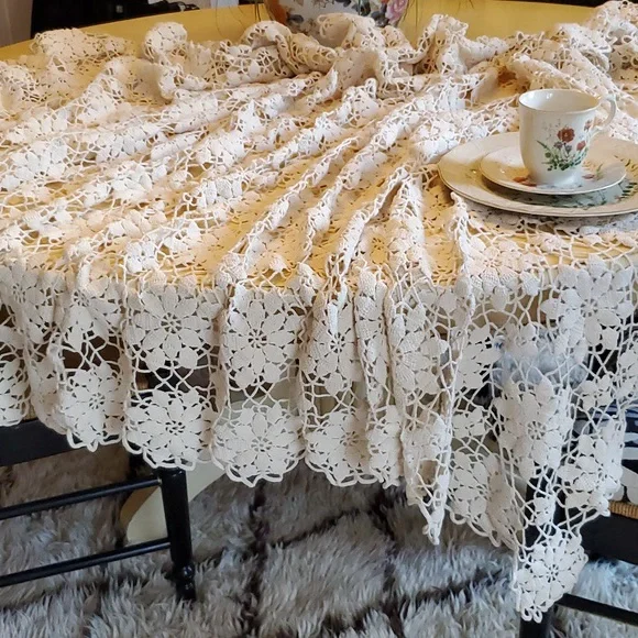 Vintage 1940's Crochet Tablecloth 80" x 100" MINT CONDITION Ecru